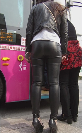 等公交车的高跟皮裤女孩
