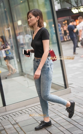 紧牛短发女 [15P]