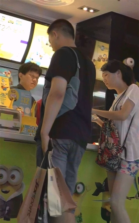 肉丝包臀细腿美女真勾引人