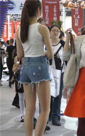 4k-车展发传单的高腰碎边热裤美腿美女