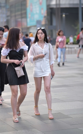 闺蜜之间黑白搭配