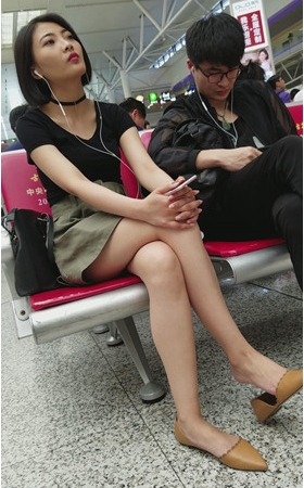 听歌的漂亮短发美女