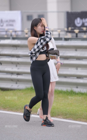 紧身黑色瑜伽裤美女 [16P]