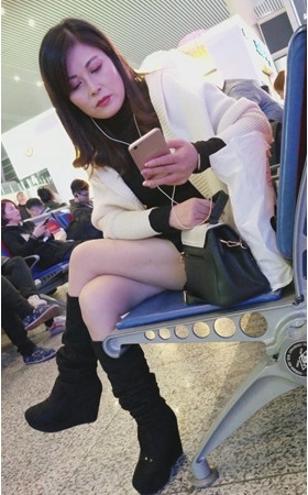 漂亮的黑靴美妇