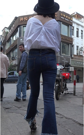 戴着黑色帽子的牛仔紧身裤美女