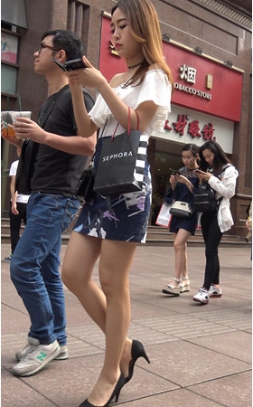 补妆的漂亮小姐姐