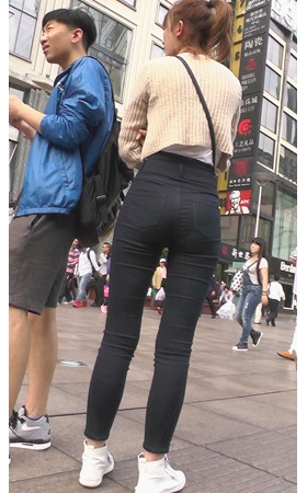 漂亮的高腰紧身黑裤可爱妹子