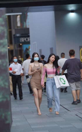 白皙短裙美眉