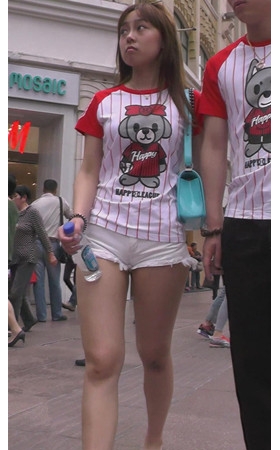 穿着情侣装的可爱美女