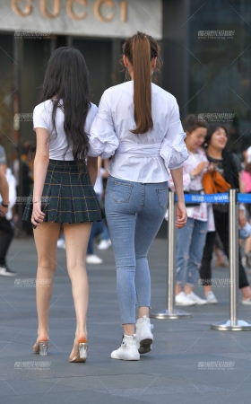 百褶裙美腿VS铅笔紧牛 [17P]