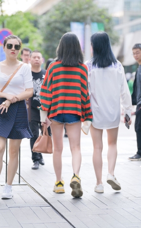 花格热裤小妹