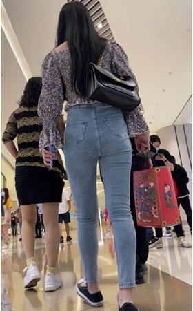 街拍牛仔裤美女