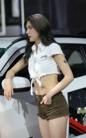 漂亮的热裤车模美女