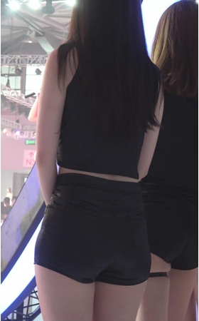 黑色热裤小姐姐