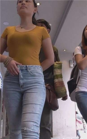 街拍紧身蓝牛性感肉臀美女 [500 MB]