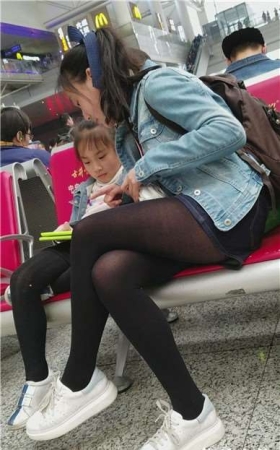 4k-黑色丝袜运动鞋秀丽颜值美少妇