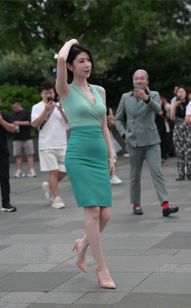 白嫩绿色包臀裙