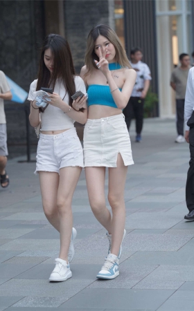 两位可爱美腿美女