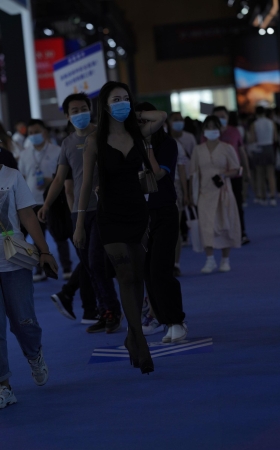 黑丝长腿逛车展