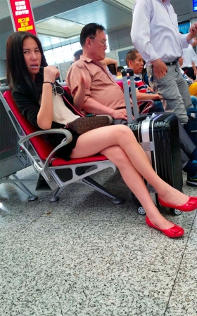 飞机场街拍大白腿美女