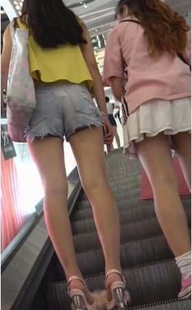 黄衣热裤小姐姐