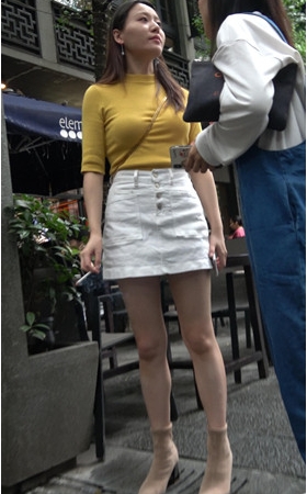 吸烟的黄裙白衣小姐姐