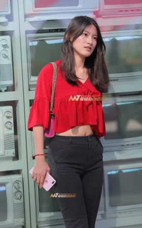又一个露肚脐的九分黑裤小姐姐 [21P]