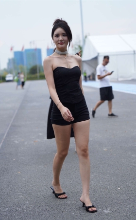 黑色裙装女神