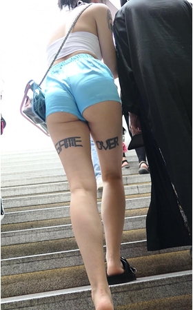 蓝色小热裤