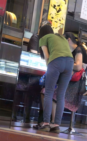 弯腰的紧身蓝牛美女清纯诱人