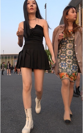 漂亮的黑色短裙小美女