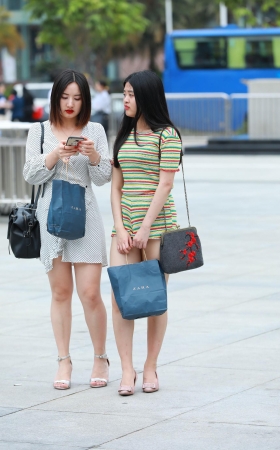 这热裤套装真凉快