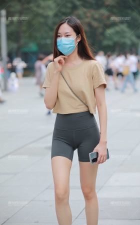 紧身瑜伽短裤美眉 [16P]