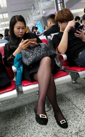 车站等车的丰满少妇黑色外套黑丝黑色皮鞋