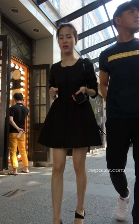 4K - 街拍黑色连衣裙性感高跟美女 [1.09 GB/MP4]