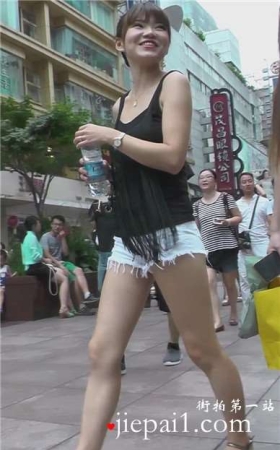 街拍白短热裤笑容灿烂美女逛服装店 [953 MB]