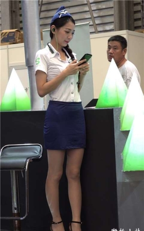 4K 性感制服丝袜美腿高跟美女 [708 MB]