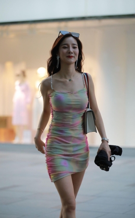 连体吊带彩裙小姐姐