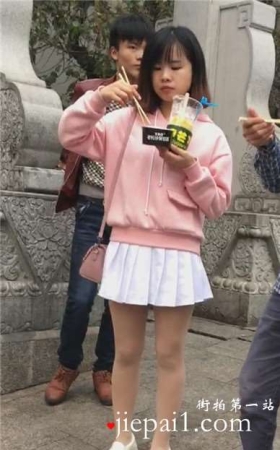 街边偶遇吃东西的粉色甜美可爱小萌妹