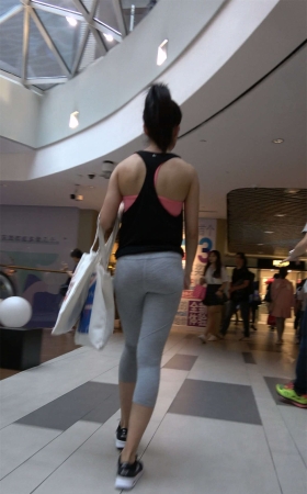 练瑜伽的紧身弹力裤街拍美臀美女