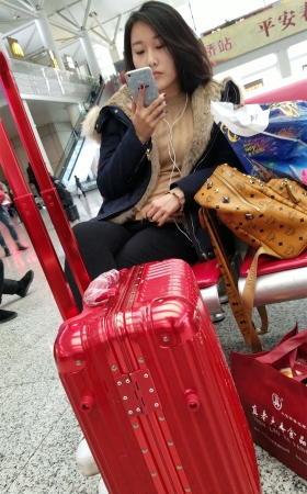 深蓝色外套黑色紧身裤美眉