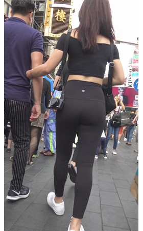 街拍黑色高腰瑜伽紧身裤小姐姐