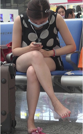 玩手机的美足妹子