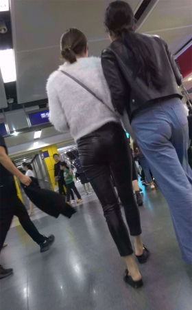 紧身皮裤美眉