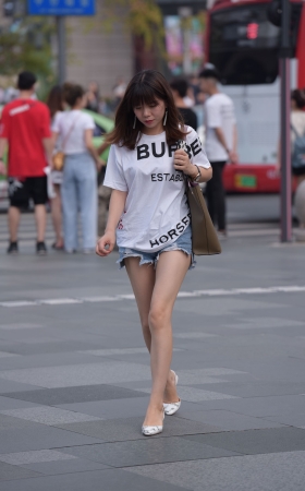 热裤美女