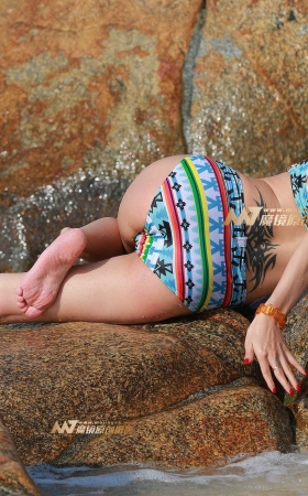 岩石上的美女多姿多彩 [28P]