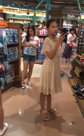 白色连衣裙小妹