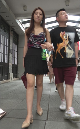 漂亮的短裙美女