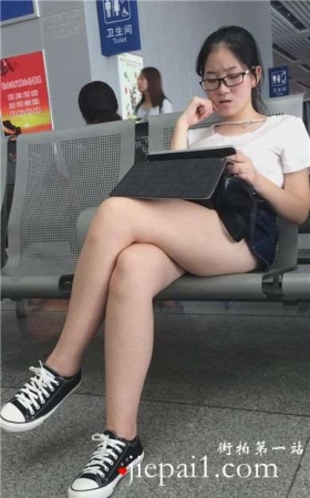 高铁候车室偶遇美腿帆布鞋眼镜妹