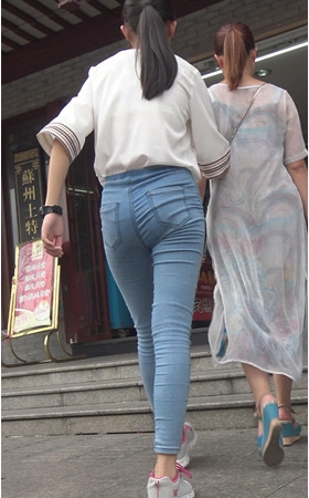 蓝色牛仔裤小萝莉